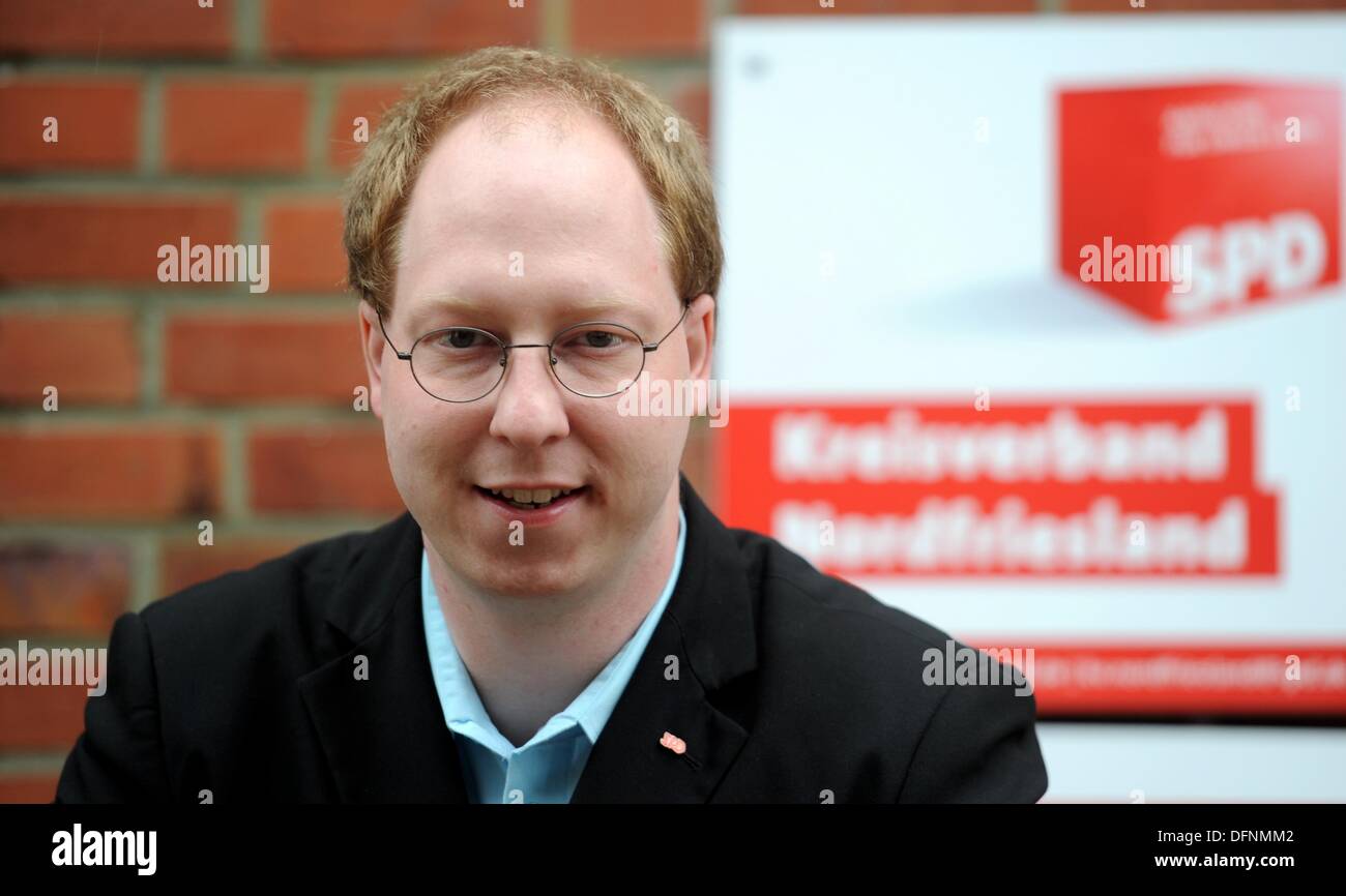 Husum, Germania. 04 ott 2013. SPD candidato Matthias Ilgen sorge di fronte alla sede del DOCUP a Husum, Germania, 04 ottobre 2013. 29 enne Ilgen, che ha praticato wrestling professionale dal 2006 al 2012, diventerà un membro del parlamento tedesco per il DOCUP. Foto: Carsten Rehder/dpa/Alamy Live News Foto Stock
