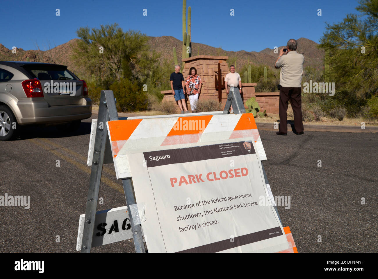 Segni a Parco nazionale del Saguaro, Tucson, Arizona, USA, indicano che il parco è chiuso durante il governo federale di arresto. Foto Stock
