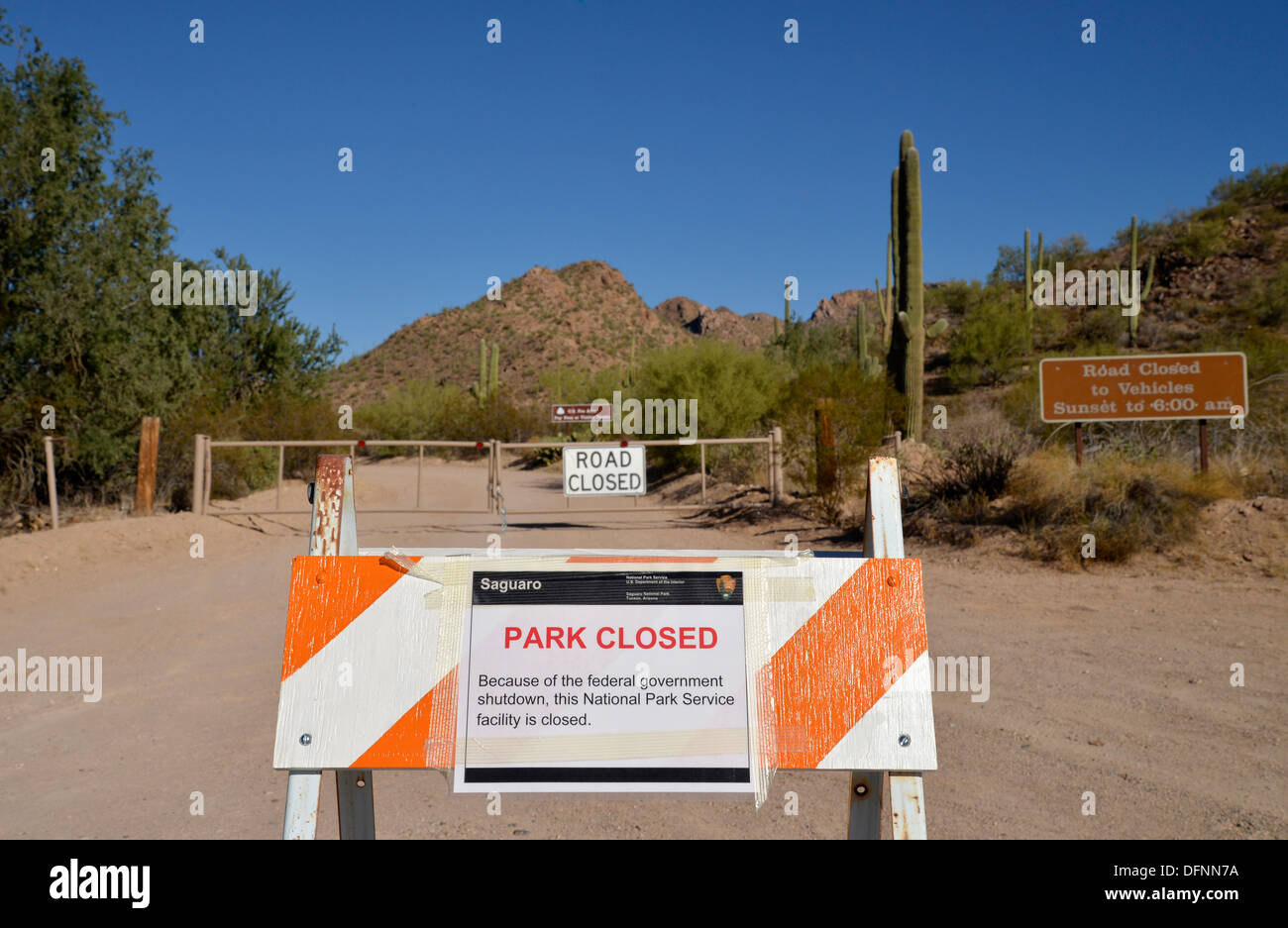 Segni a Parco nazionale del Saguaro, Tucson, Arizona, USA, indicano che il parco è chiuso durante il governo federale di arresto. Foto Stock