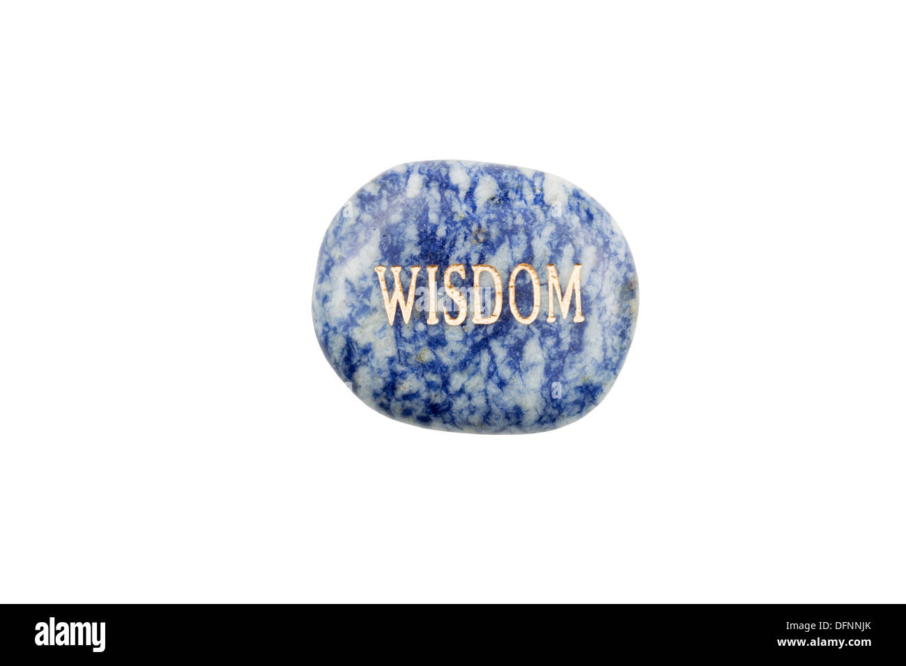 Sodalite pietra con la parola saggezza, ritagliata su sfondo bianco Foto Stock