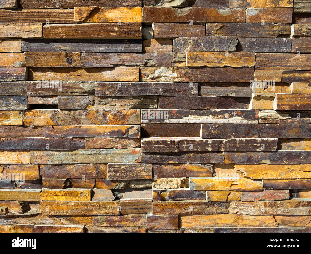 Pietra artificiale la parete di fondo dal luminoso giorno Foto Stock