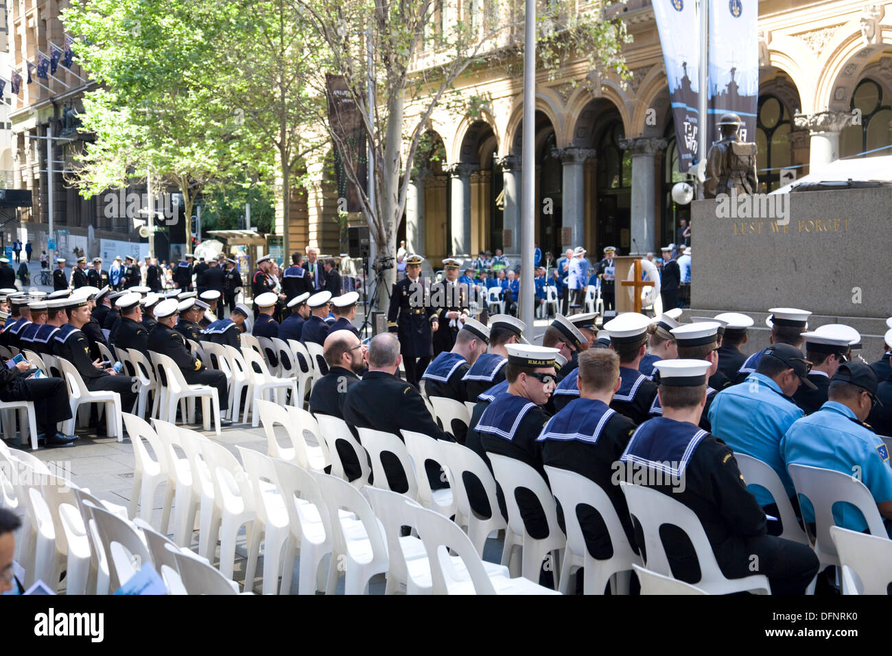 Sydney, Australia. 8 ottobre 2013. Come parte della flotta internazionale di revisione, il Royal Australian Navy detiene un memoriale di servizio in Martin Place,Sydney, Australia. Martedì 8 ottobre 2013 Credit: Alamy Live News Foto Stock