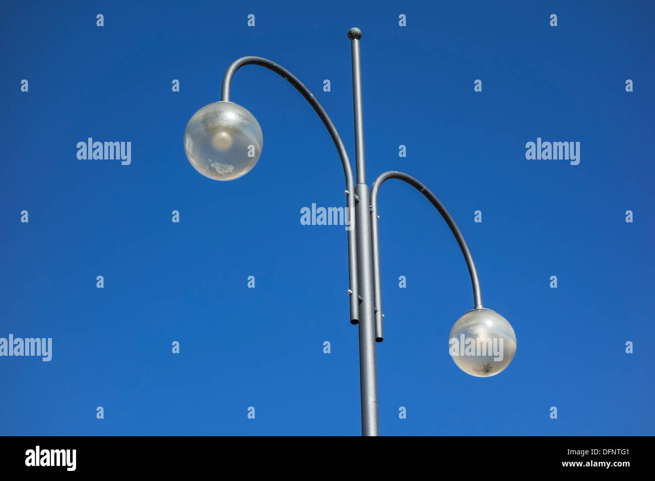 Via la luce sul cielo blu Foto Stock