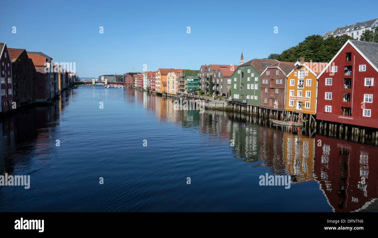 Belle case colorate sul lato del fiume di Nidelva, Trondheim Foto Stock
