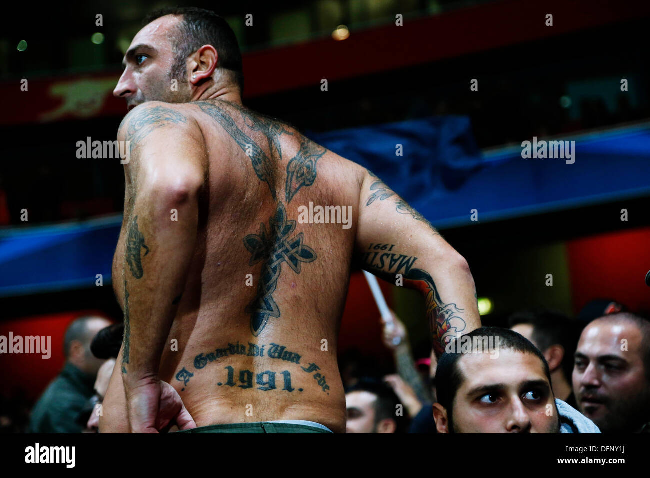 Londra, Regno Unito. © D. 1oct, 2013. I fan di Napoli (Napoli) Calcio : UEFA Champions League Gruppo F corrispondenza tra l'Arsenal FC 2-0 SSC Napoli all'Emirates Stadium di Londra, Inghilterra. © D .Nakashima/AFLO/Alamy Live News Foto Stock