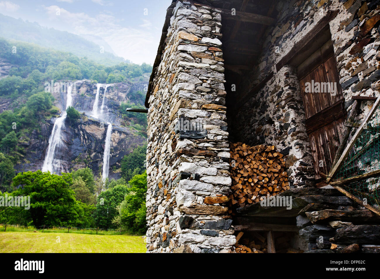 Casa in pietra con cascata in background, Como, Lombardia, Italia Foto  stock - Alamy