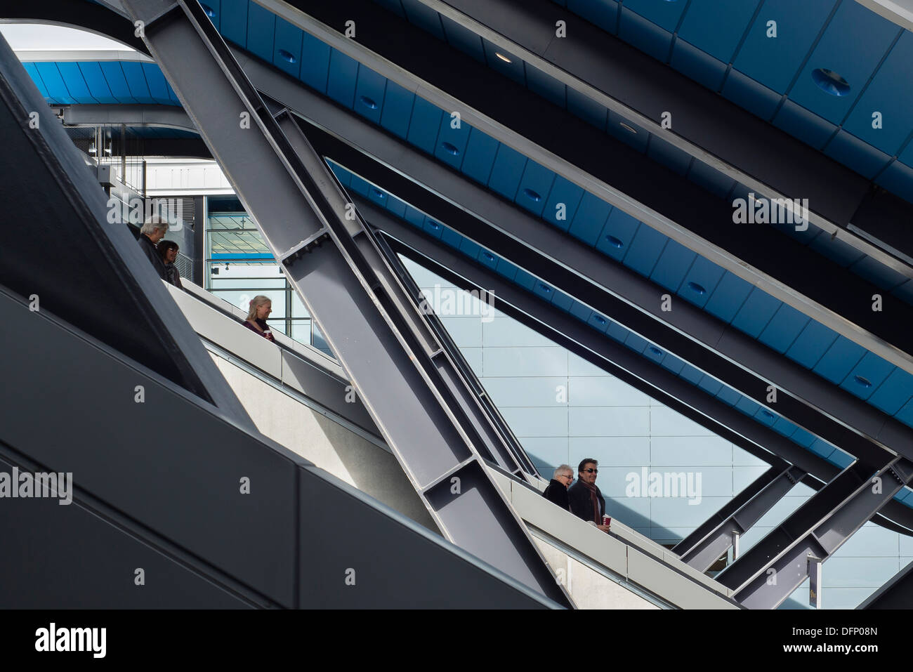 La lettura di stazione ferroviaria, Reading, Regno Unito. Architetto: Grimshaw, 2015. Dettaglio del telaio in acciaio con scale mobili. Foto Stock