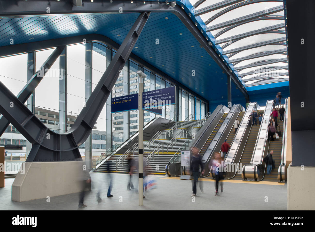 La lettura di stazione ferroviaria, Reading, Regno Unito. Architetto: Grimshaw, 2015. Ingresso con scale e ascensori. Foto Stock