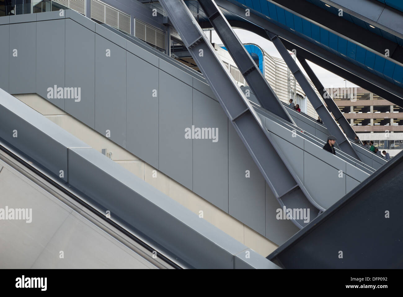 La lettura di stazione ferroviaria, Reading, Regno Unito. Architetto: Grimshaw, 2015. Dettaglio del telaio in acciaio con scale mobili. Foto Stock