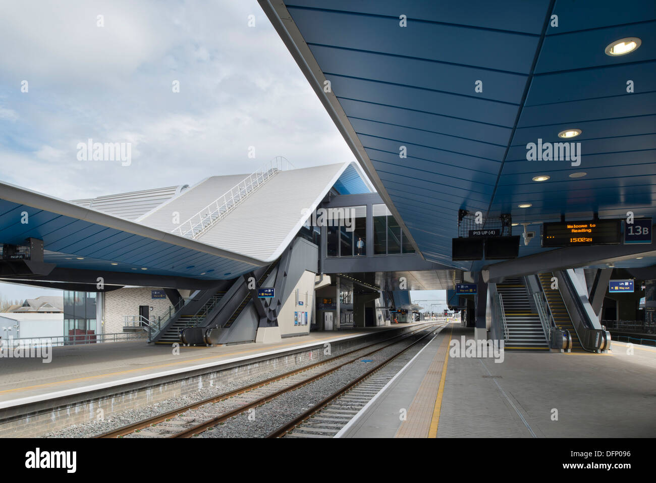 La lettura di stazione ferroviaria, Reading, Regno Unito. Architetto: Grimshaw, 2015. Prospettiva della piattaforma con le vie e tetti inclinati Foto Stock