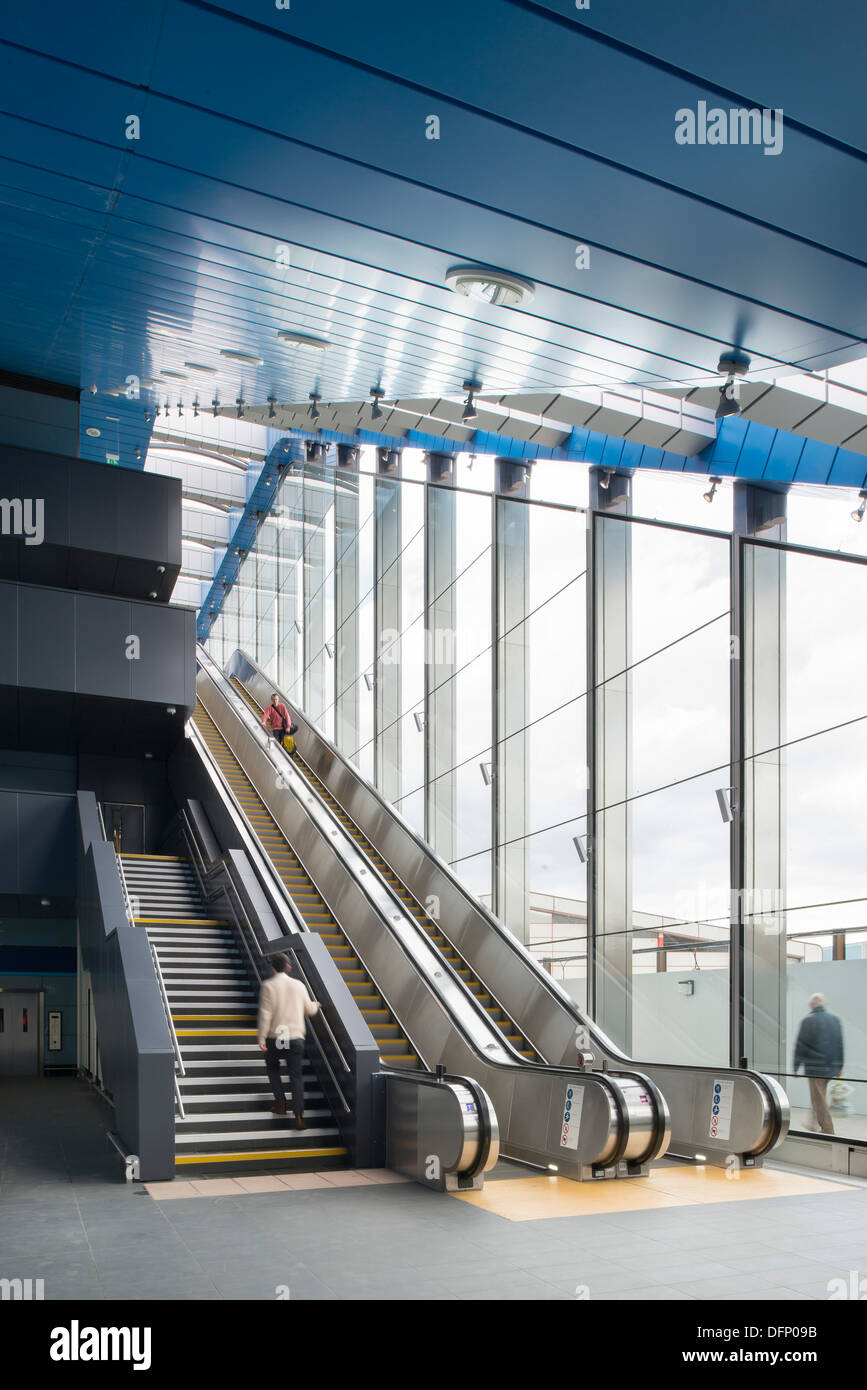 La lettura di stazione ferroviaria, Reading, Regno Unito. Architetto: Grimshaw, 2015. Ingresso con scale e ascensori. Foto Stock