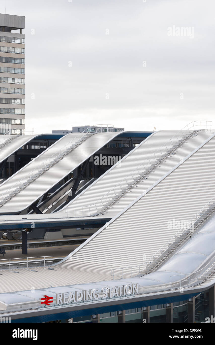 La lettura di stazione ferroviaria, Reading, Regno Unito. Architetto: Grimshaw, 2015. Prospettiva elevata di piattaforme con piste e slo Foto Stock