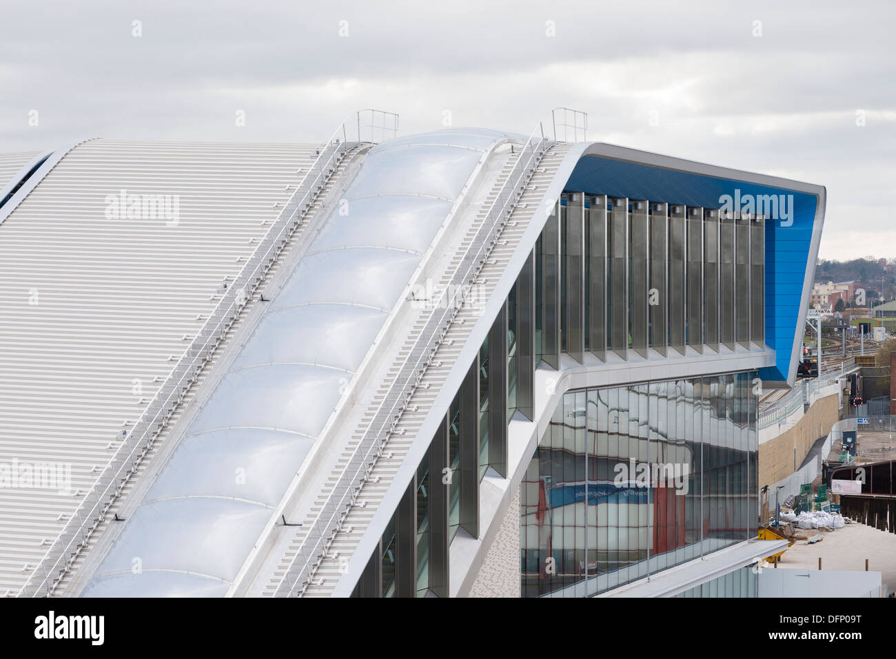 La lettura di stazione ferroviaria, Reading, Regno Unito. Architetto: Grimshaw, 2015. Vista in elevazione della vetrata ponte di trasferimento. Foto Stock