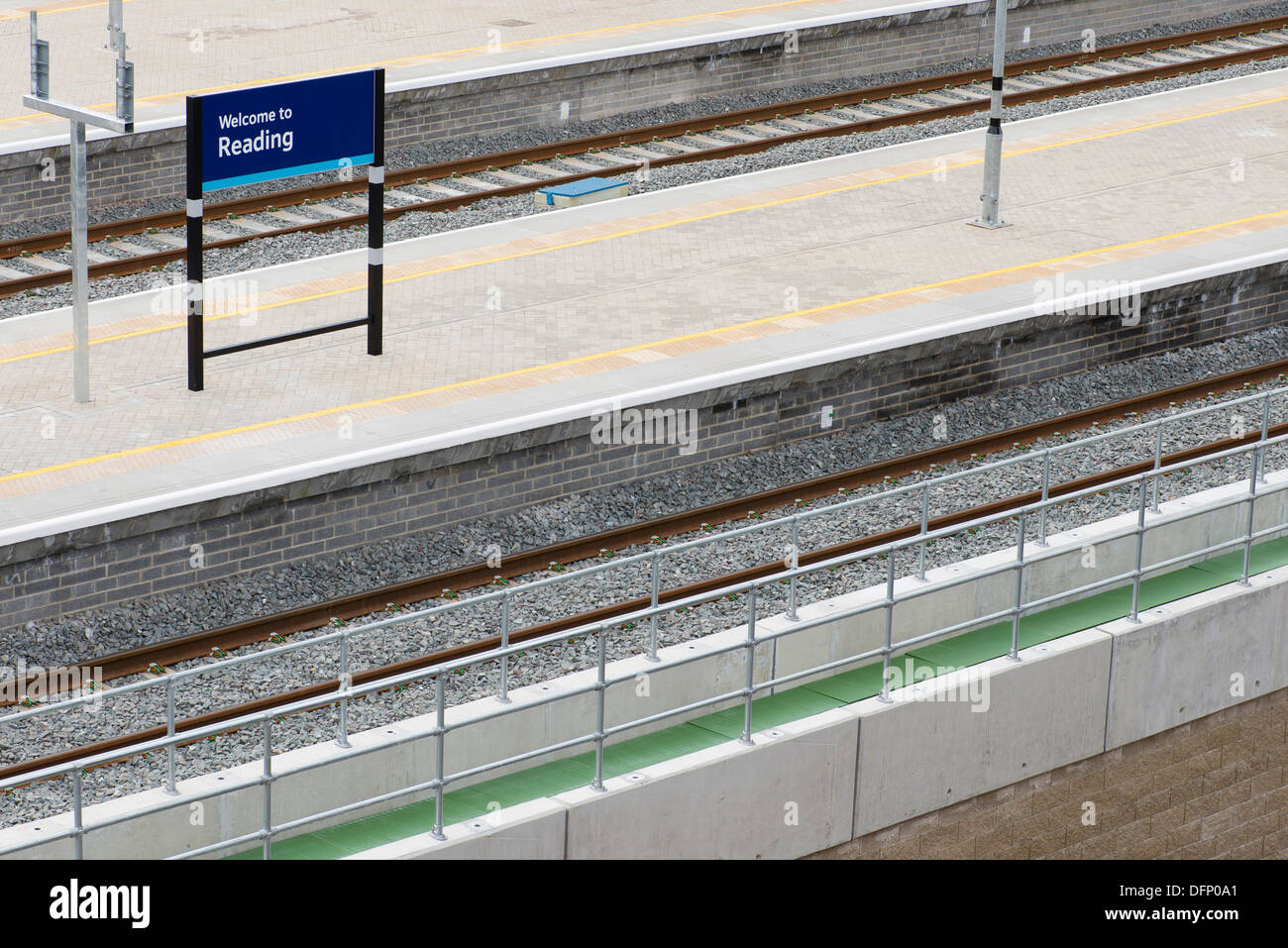 La lettura di stazione ferroviaria, Reading, Regno Unito. Architetto: Grimshaw, 2015. Piattaforma dettagliate elevazione con tettoia inclinata. Foto Stock