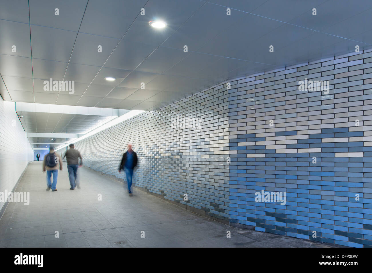 La lettura di stazione ferroviaria, Reading, Regno Unito. Architetto: Grimshaw, 2015. Muratura in uno spazio di trasferimento. Foto Stock