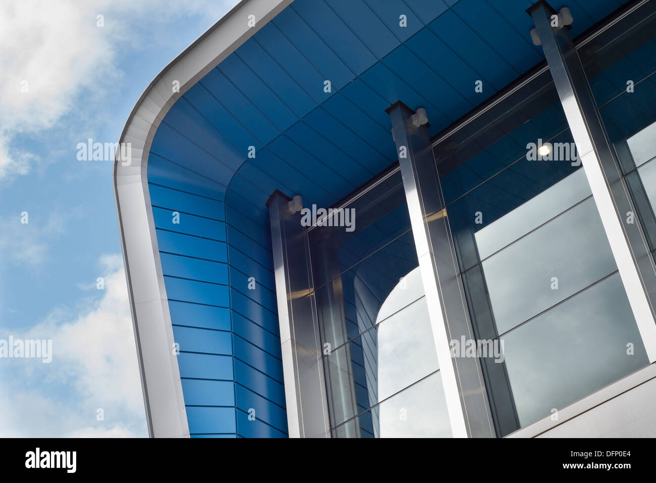 La lettura di stazione ferroviaria, Reading, Regno Unito. Architetto: Grimshaw, 2015. Vista in elevazione parziale del tetto curvo e vetri. Foto Stock