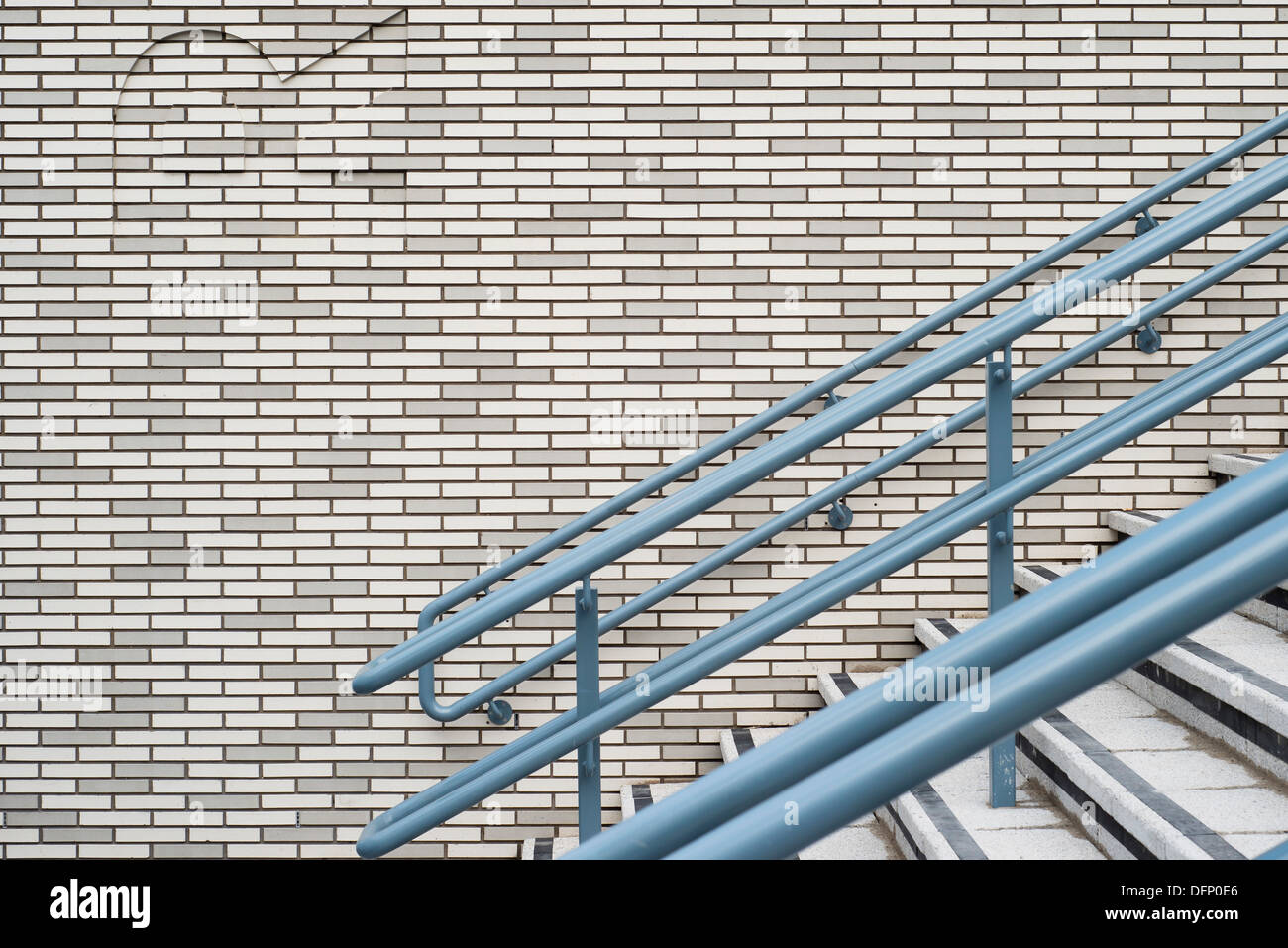 La lettura di stazione ferroviaria, Reading, Regno Unito. Architetto: Grimshaw, 2015. Dettaglio in muratura con scalinata. Foto Stock