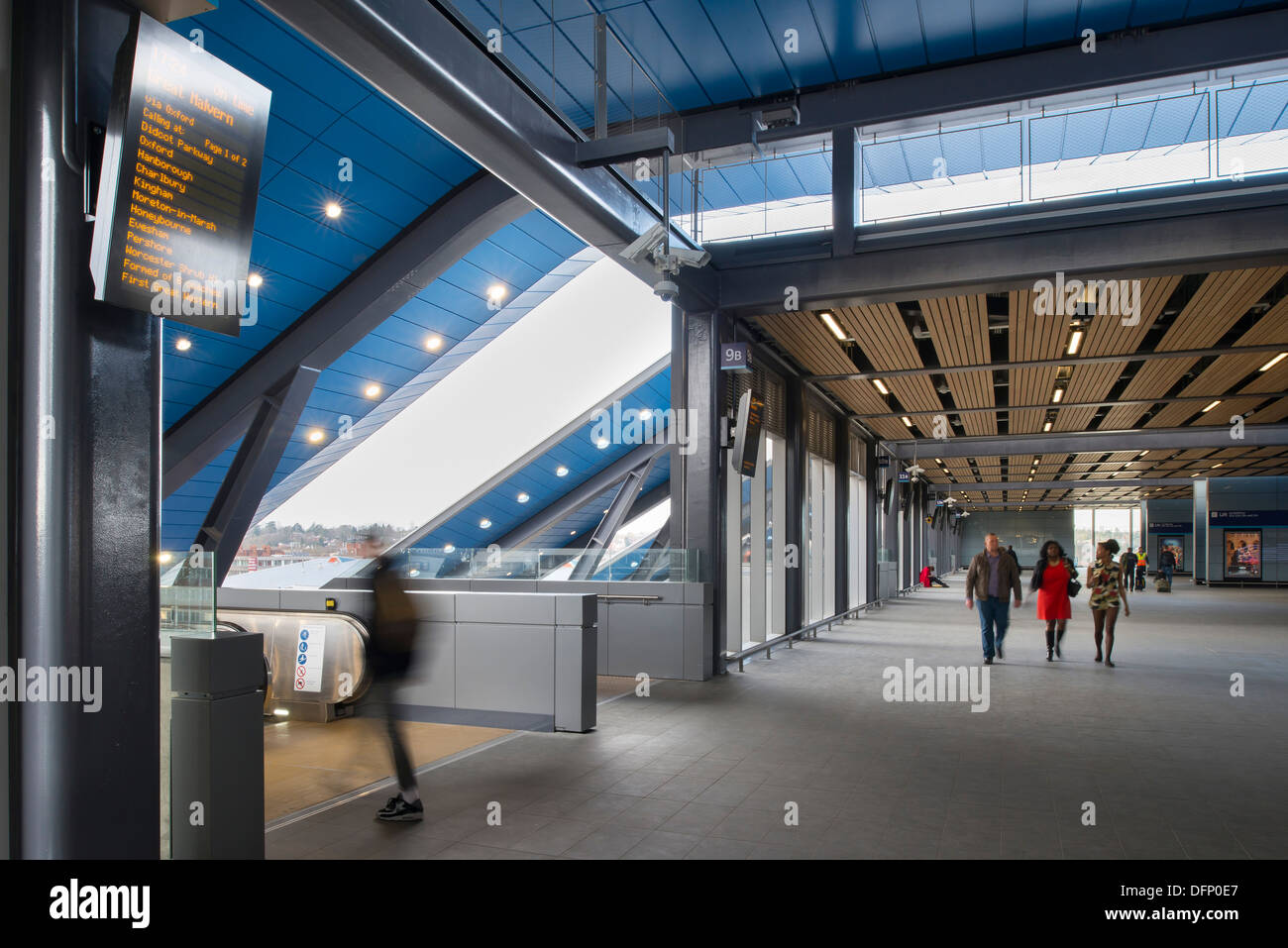 La lettura di stazione ferroviaria, Reading, Regno Unito. Architetto: Grimshaw, 2015. Vista attraverso le vetrate ponte di trasferimento. Foto Stock