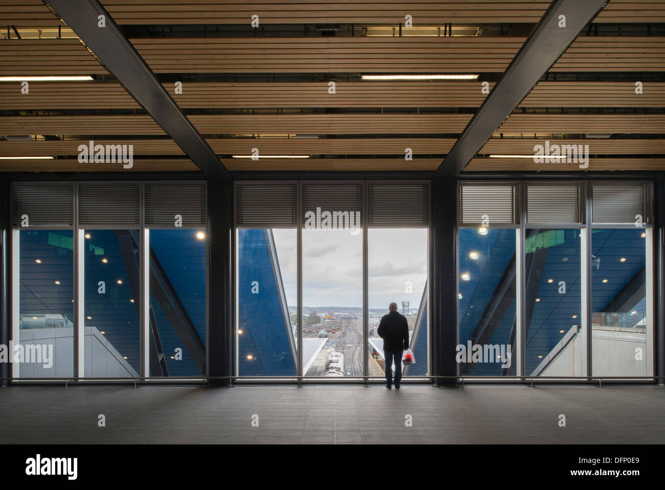 La lettura di stazione ferroviaria, Reading, Regno Unito. Architetto: Grimshaw, 2015. Vetrata ponte di trasferimento con vista delle piste. Foto Stock