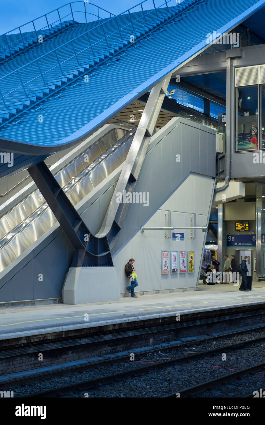 La lettura di stazione ferroviaria, Reading, Regno Unito. Architetto: Grimshaw, 2015. Piattaforma dettagliate elevazione con tettoia inclinata. Foto Stock