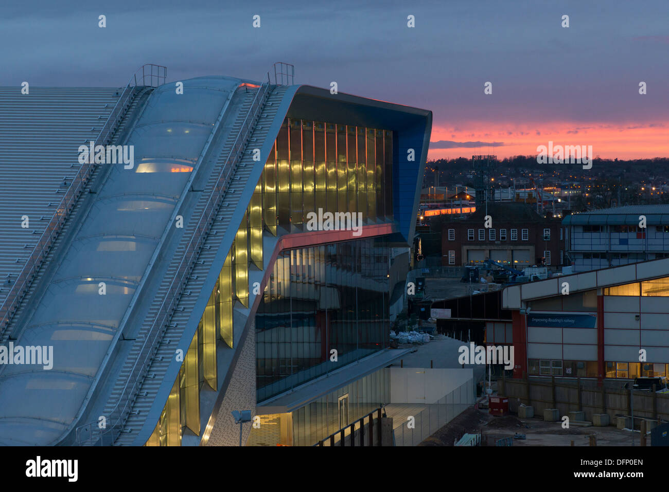 La lettura di stazione ferroviaria, Reading, Regno Unito. Architetto: Grimshaw, 2015. Vista in elevazione della vetrata ponte di trasferimento al crepuscolo. Foto Stock