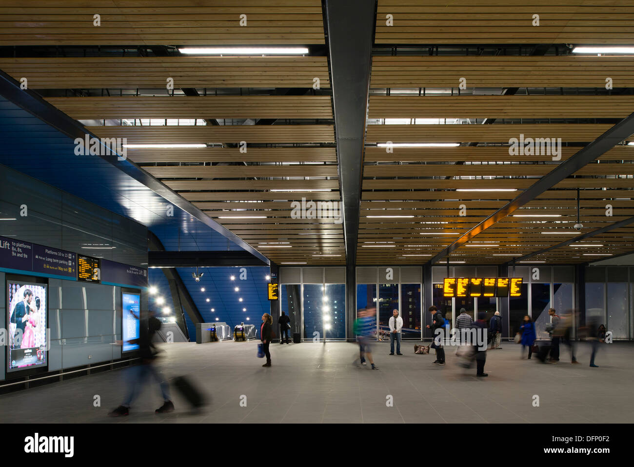 La lettura di stazione ferroviaria, Reading, Regno Unito. Architetto: Grimshaw, 2015. Vista attraverso le vetrate ponte di trasferimento. Foto Stock