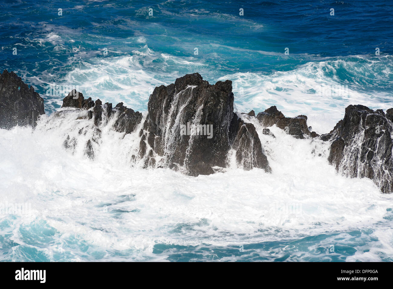 Onde che si infrangono contro le rocce oceano Atlantico Foto Stock