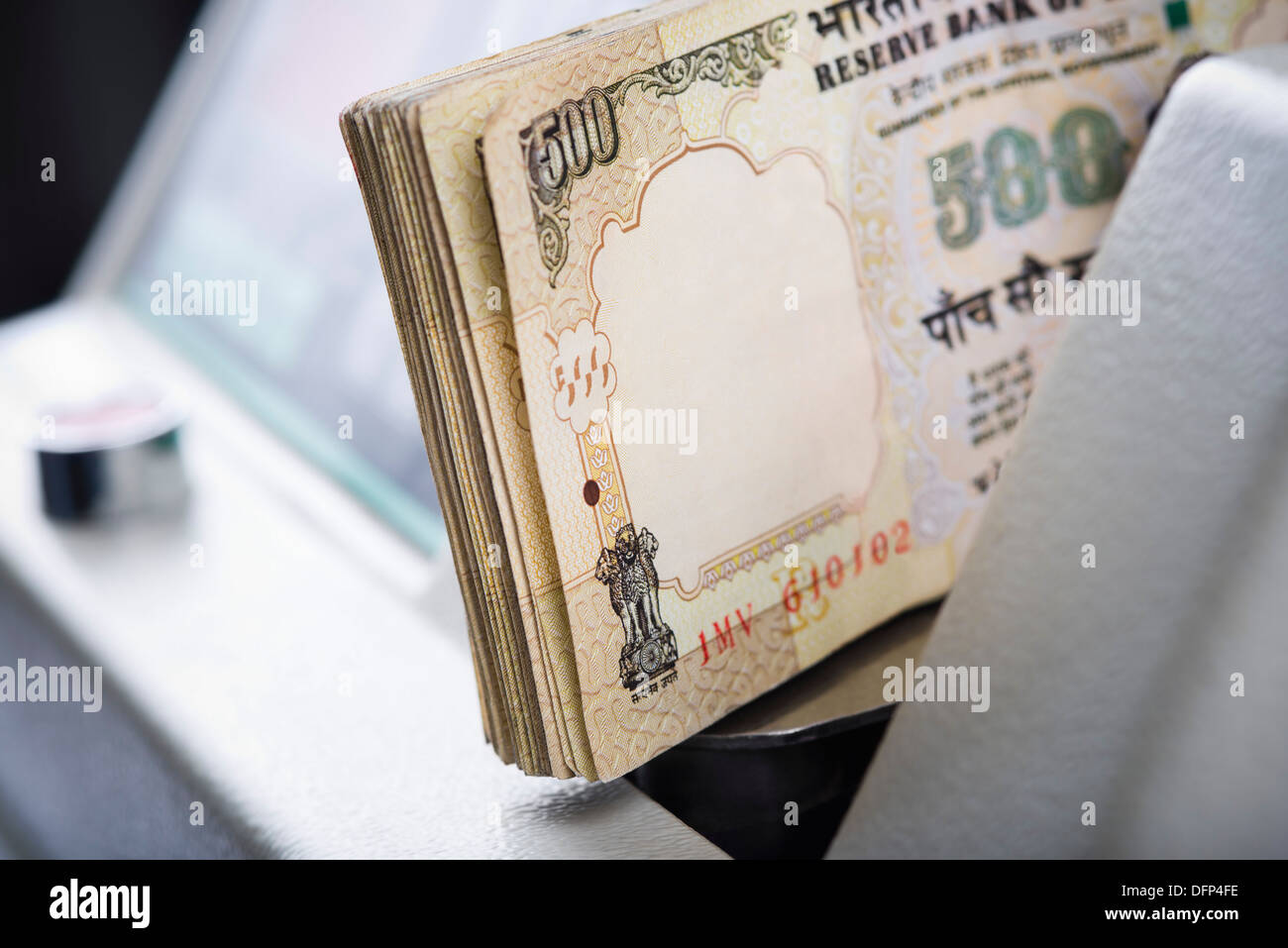 500 centinaia di banconote indiano essendo contati in una macchina Foto Stock