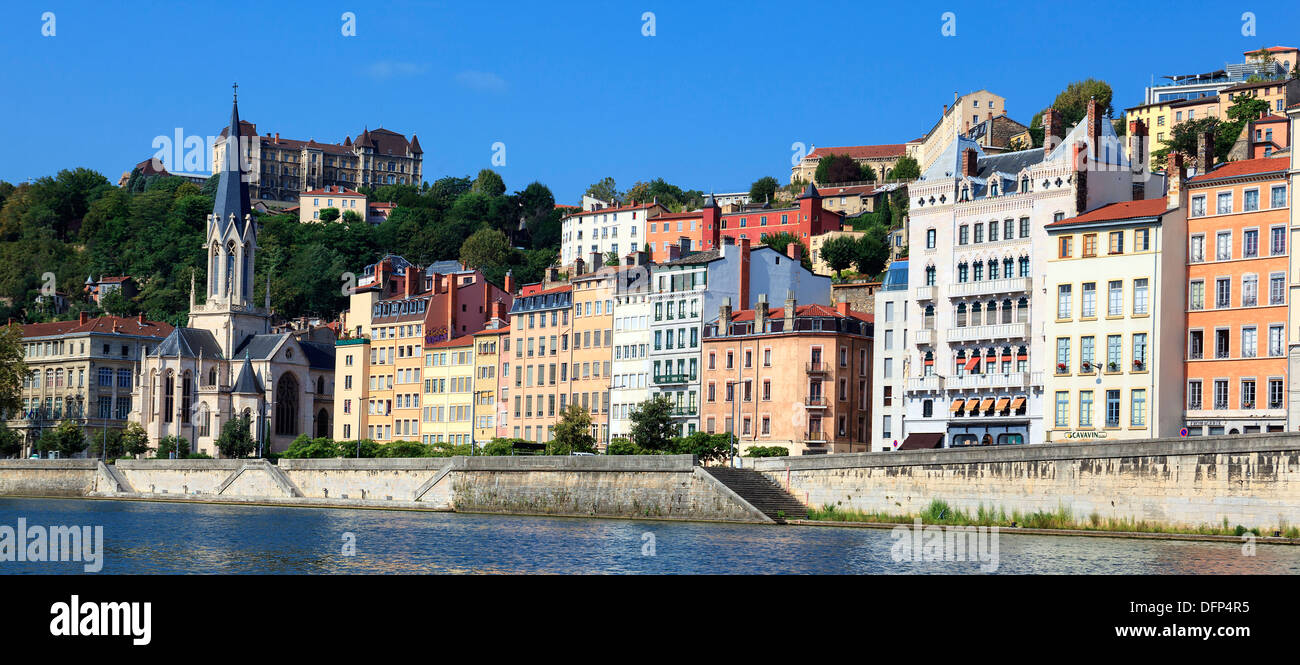 Vista panoramica del fiume Saone con case colorate, Lione, Francia Foto Stock