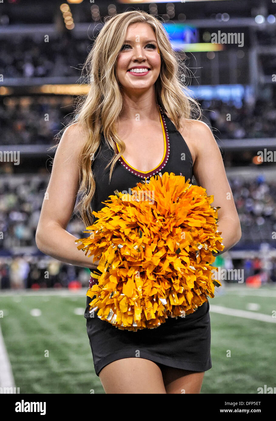 Stato dell Arizona Cheerleaders eseguire durante un collegio NCAA partita di calcio tra la cattedrale di Notre Dame Fighting Irish e Arizona State Sun Devils, Sabato, Ottobre 05th, 2013 in Arlington, Texas.Notre Dame vince 37-34. Foto Stock