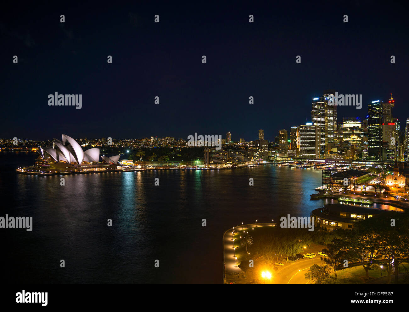 Il porto di Sydney con opera house in Australia di notte Foto Stock