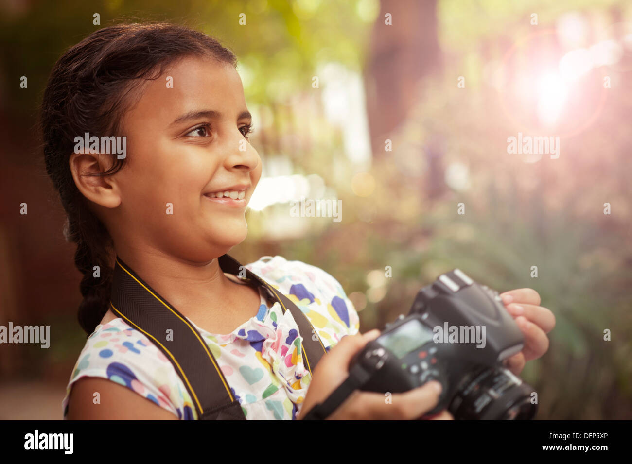 Ragazza con una fotocamera digitale e sorridente Foto Stock