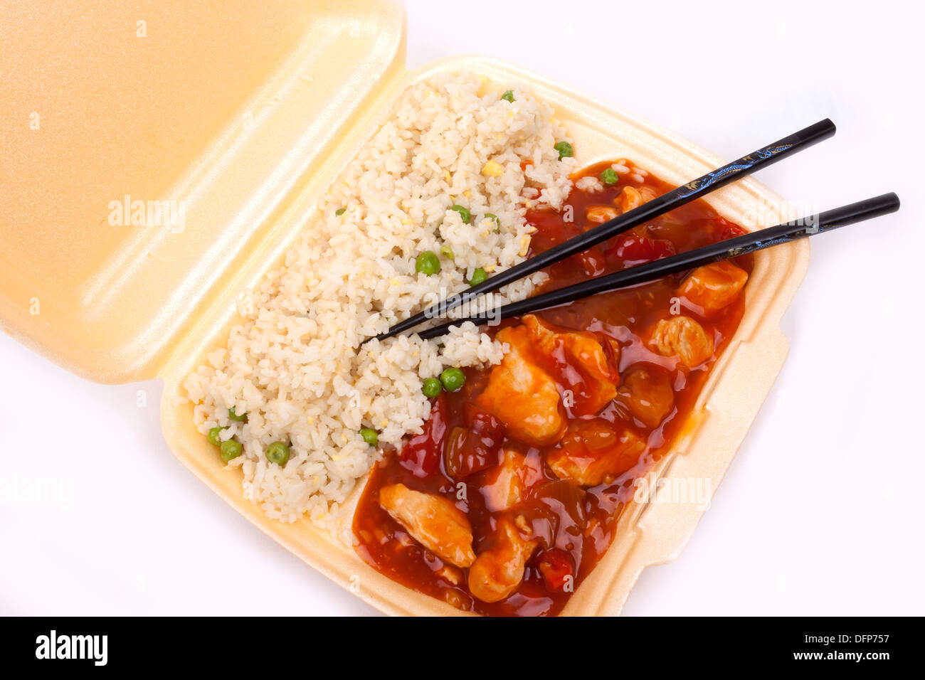 Primo piano del take away cinese dolce e aspro di pollo con riso. Foto Stock
