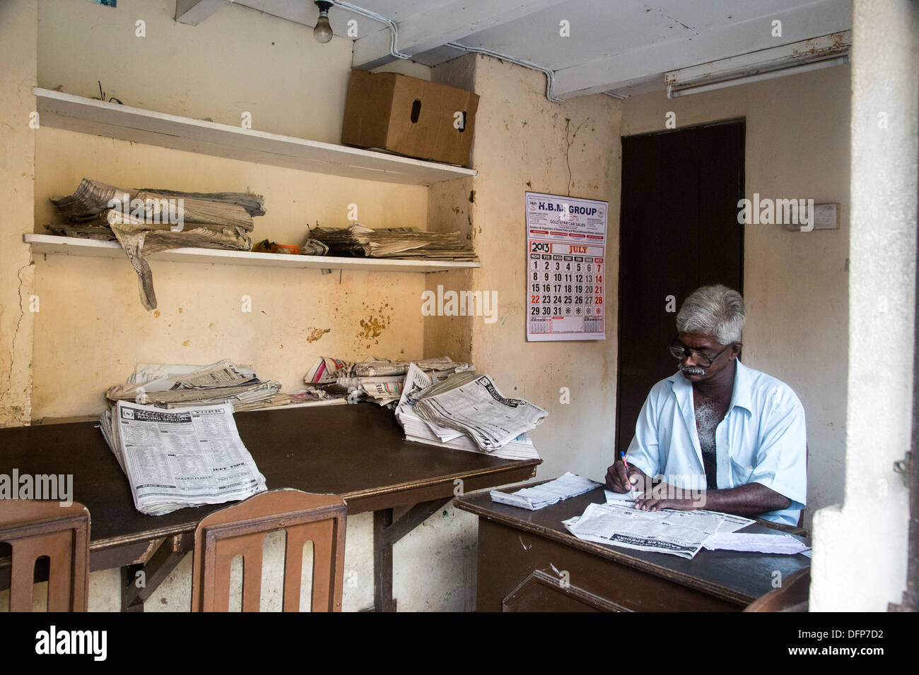 Uomo che lavora in ufficio scommesse allibratore in Galle Sri Lanka Foto Stock