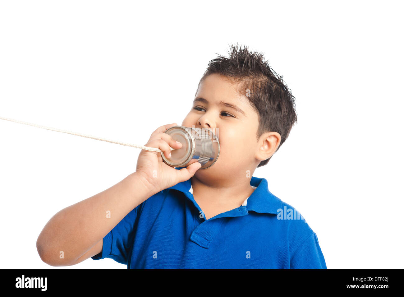 Close-up di un ragazzo che effettua chiamate in un barattolo di latta telefono Foto Stock
