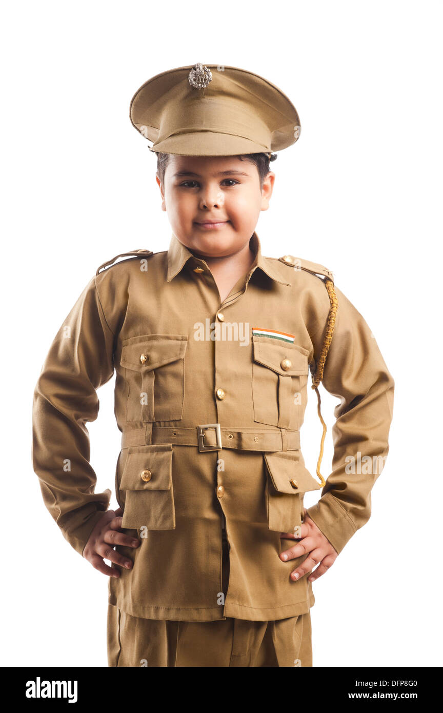 Close-up di un ragazzo vestito come un uniforme della polizia Foto Stock