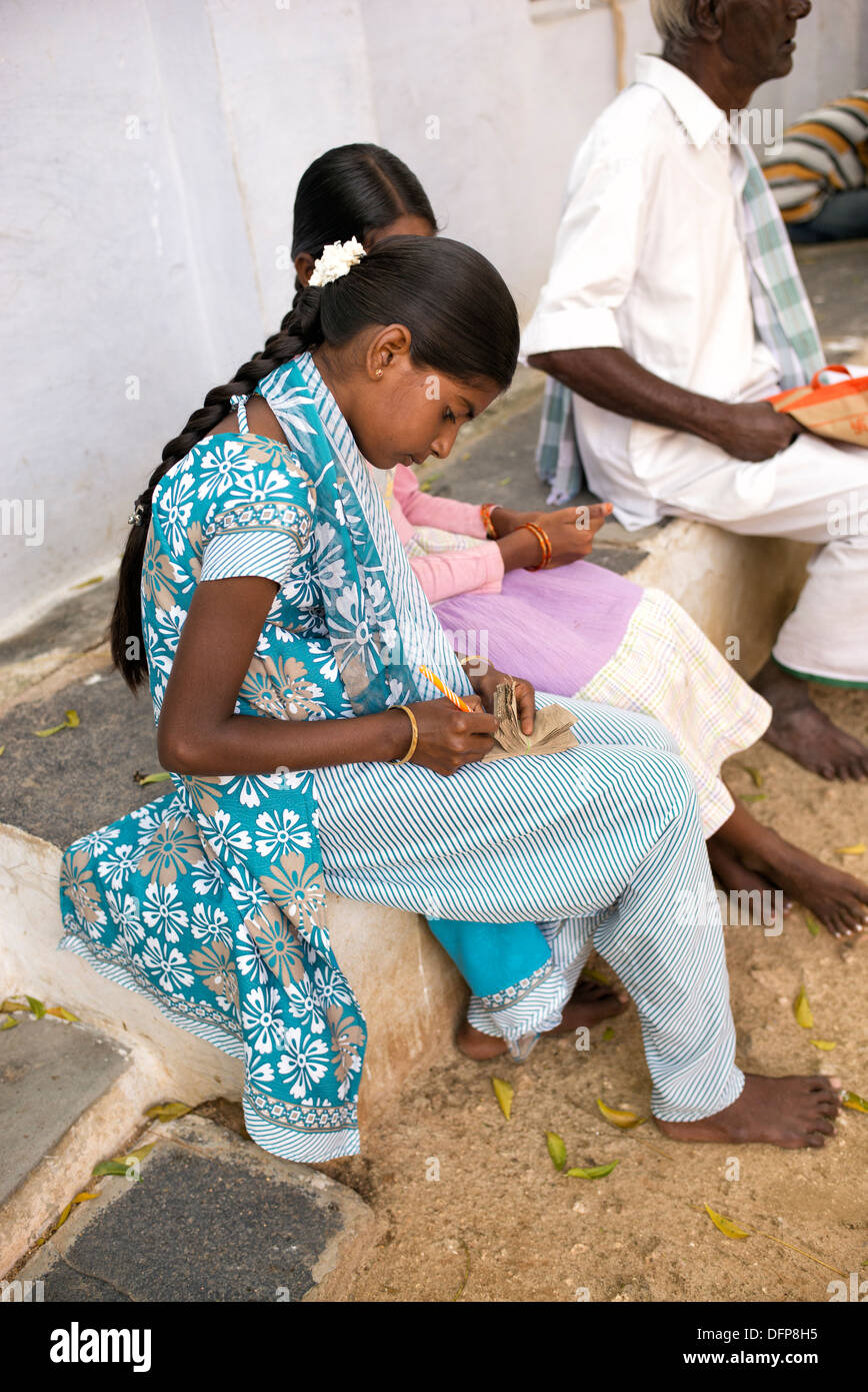 Ragazze indiano scrivendo sui pacchetti che la vitamina B compresse sono messi in Sri Sathya Sai Baba ospedale mobile farmacia. India Foto Stock