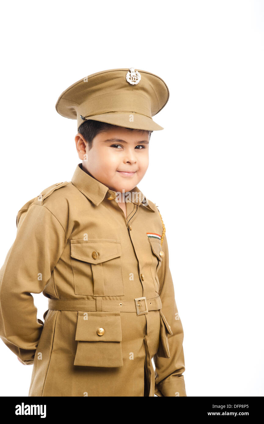 Close-up di un ragazzo vestito come un uniforme della polizia Foto Stock