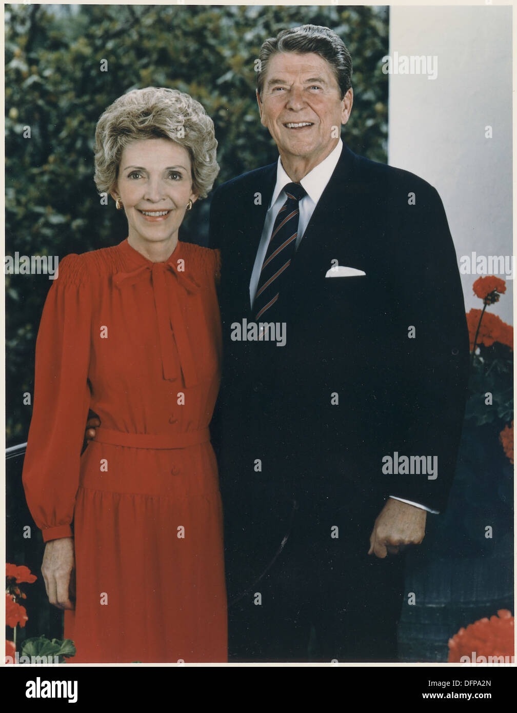 Questa fotografia cattura il ritratto ufficiale del presidente Ronald Reagan e della First Lady Nancy Reagan. Rappresenta il loro tempo alla Casa Bianca ed è parte della storia politica americana. Foto Stock