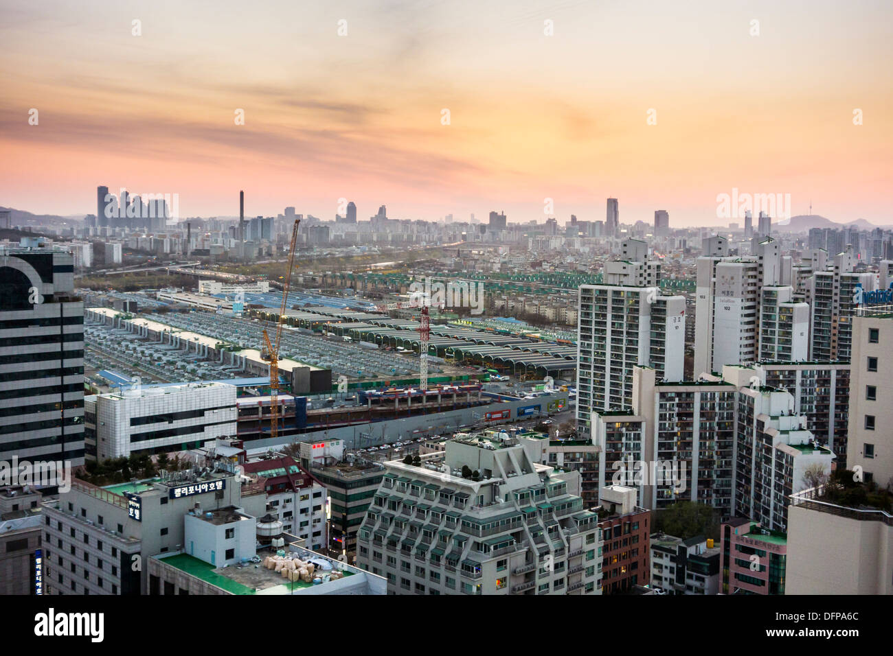 Skyline di Seul in Corea con un alto-aumento blocchi di appartamenti. Seul è una città con una popolazione di oltre 10 milioni di euro. Foto Stock