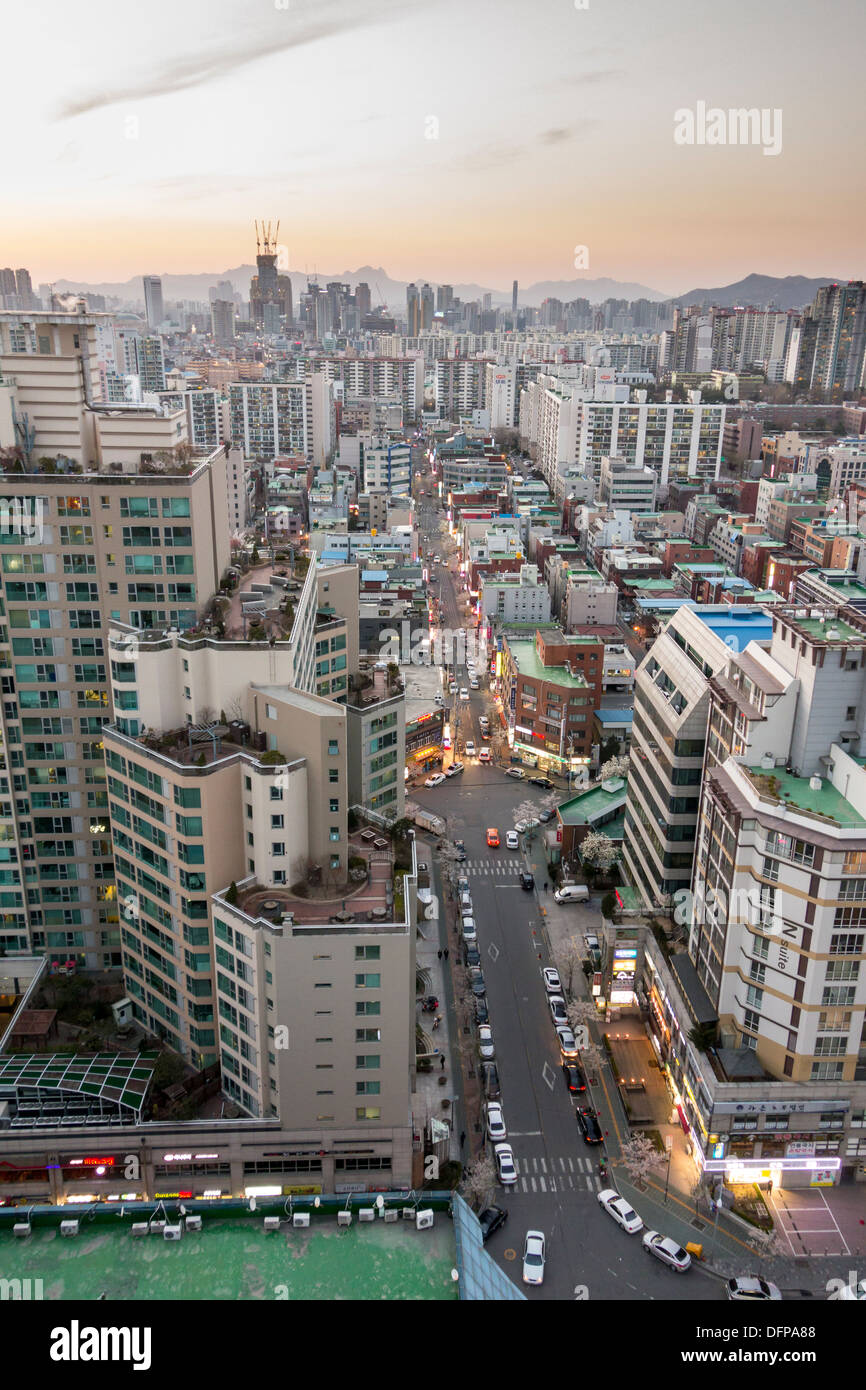 Skyline di Seul in Corea con un alto-aumento blocchi di appartamenti. Seul è una città con una popolazione di oltre 10 milioni di euro. Foto Stock