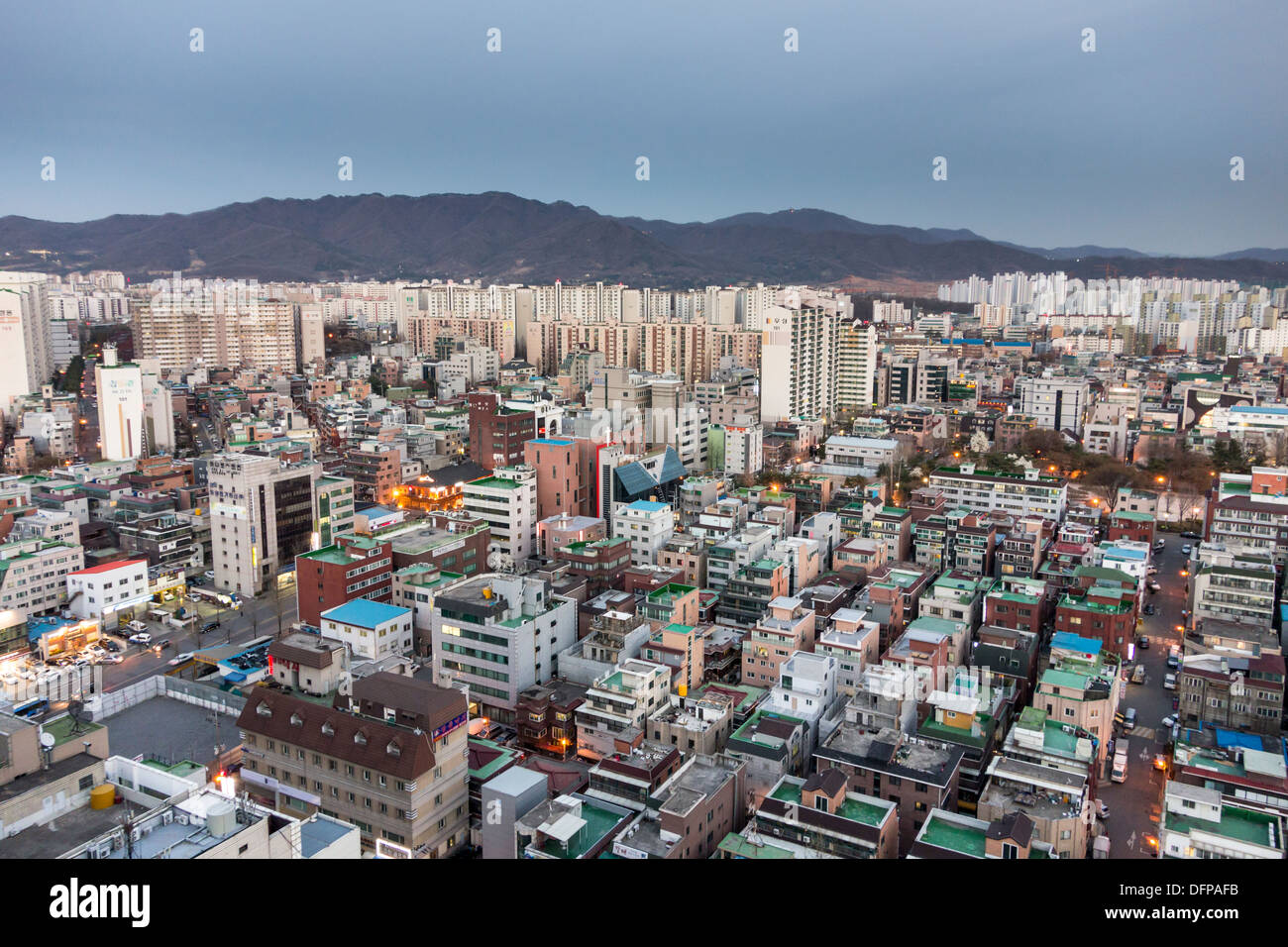 Skyline di Seul in Corea con un alto-aumento blocchi di appartamenti. Seul è una città con una popolazione di oltre 10 milioni di euro. Foto Stock