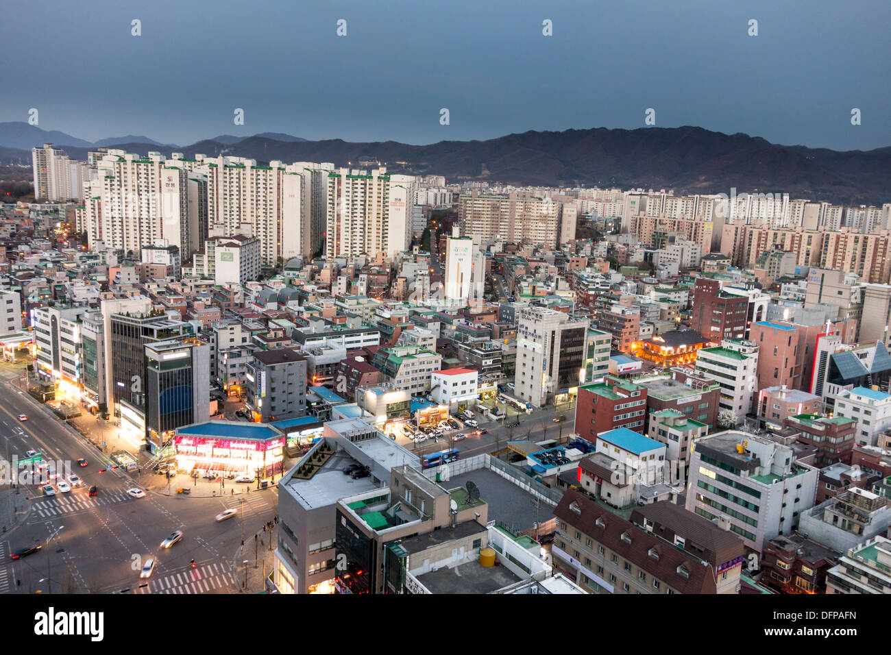 Skyline di Seul in Corea con un alto-aumento blocchi di appartamenti. Seul è una città con una popolazione di oltre 10 milioni di euro. Foto Stock