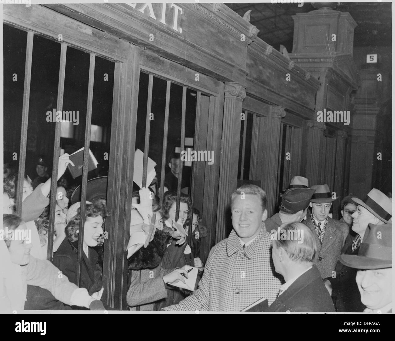 La star del cinema Van Johnson è circondata da amanti degli autografi mentre arriva a Washington, D.C., catturando un momento della cultura delle celebrità della metà del XX secolo. Foto Stock