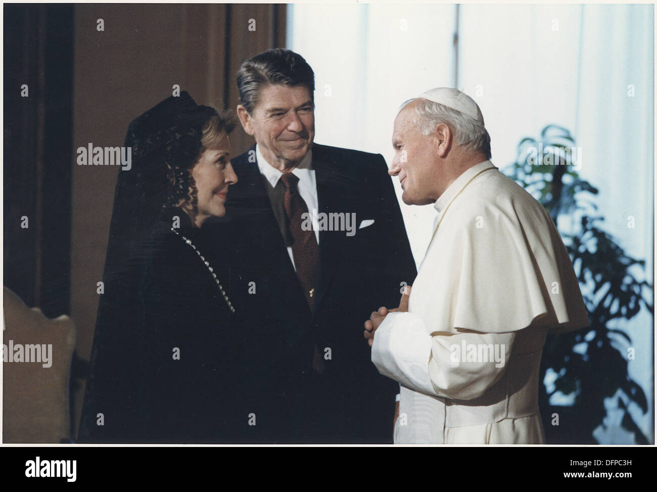 Una fotografia che cattura il Presidente Ronald Reagan e la First Lady Nancy Reagan che incontrano Papa Giovanni Paolo II in Vaticano a Roma nel 1985, un momento significativo nella diplomazia politica e religiosa. Foto Stock