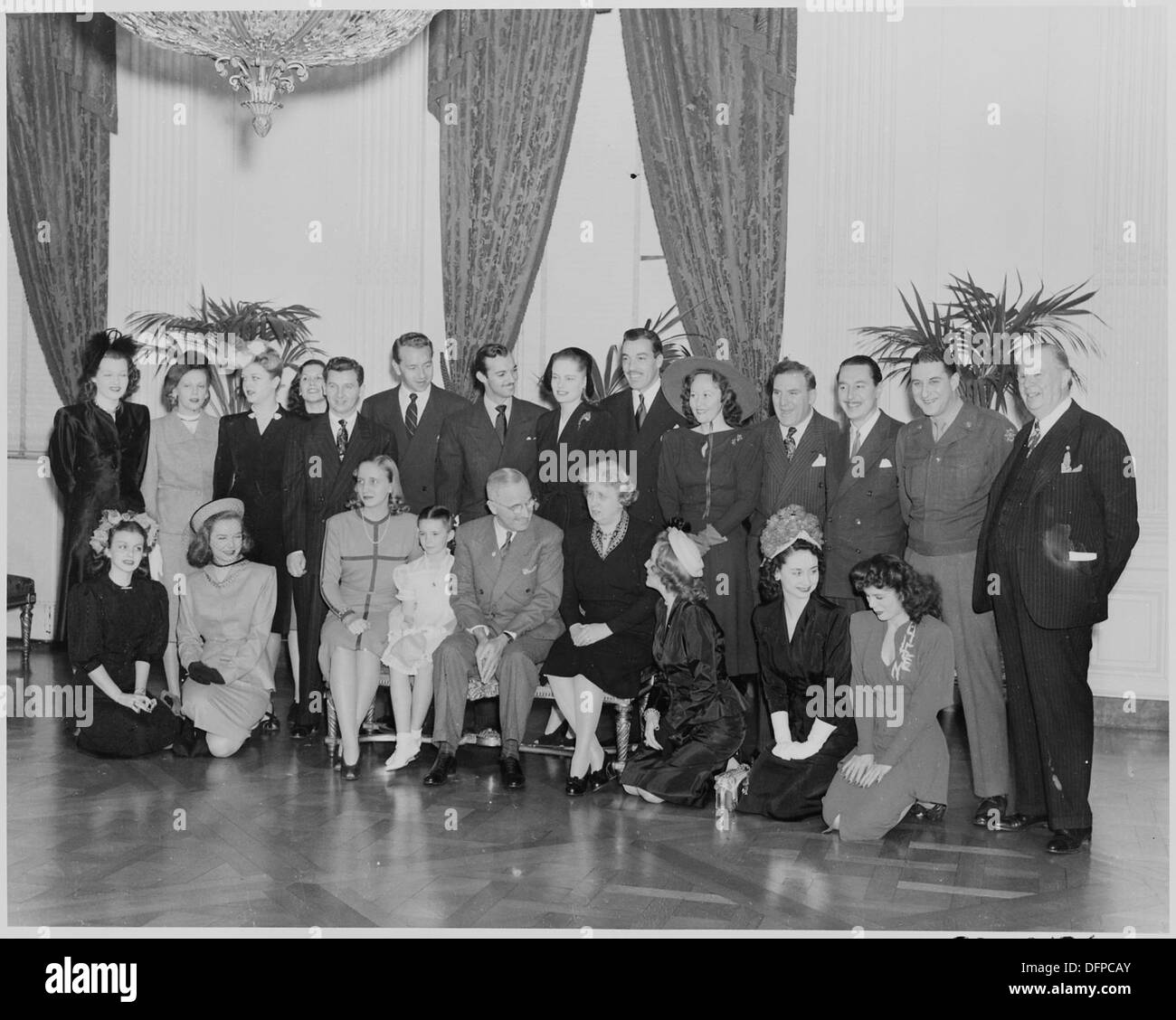 Una fotografia della Casa Bianca che mostra il presidente Harry S. Truman e la sua famiglia in posa con un gruppo di stelle del cinema. Questa immagine cattura un momento di celebrità e politica durante la presidenza di Truman negli anni '1940 Foto Stock