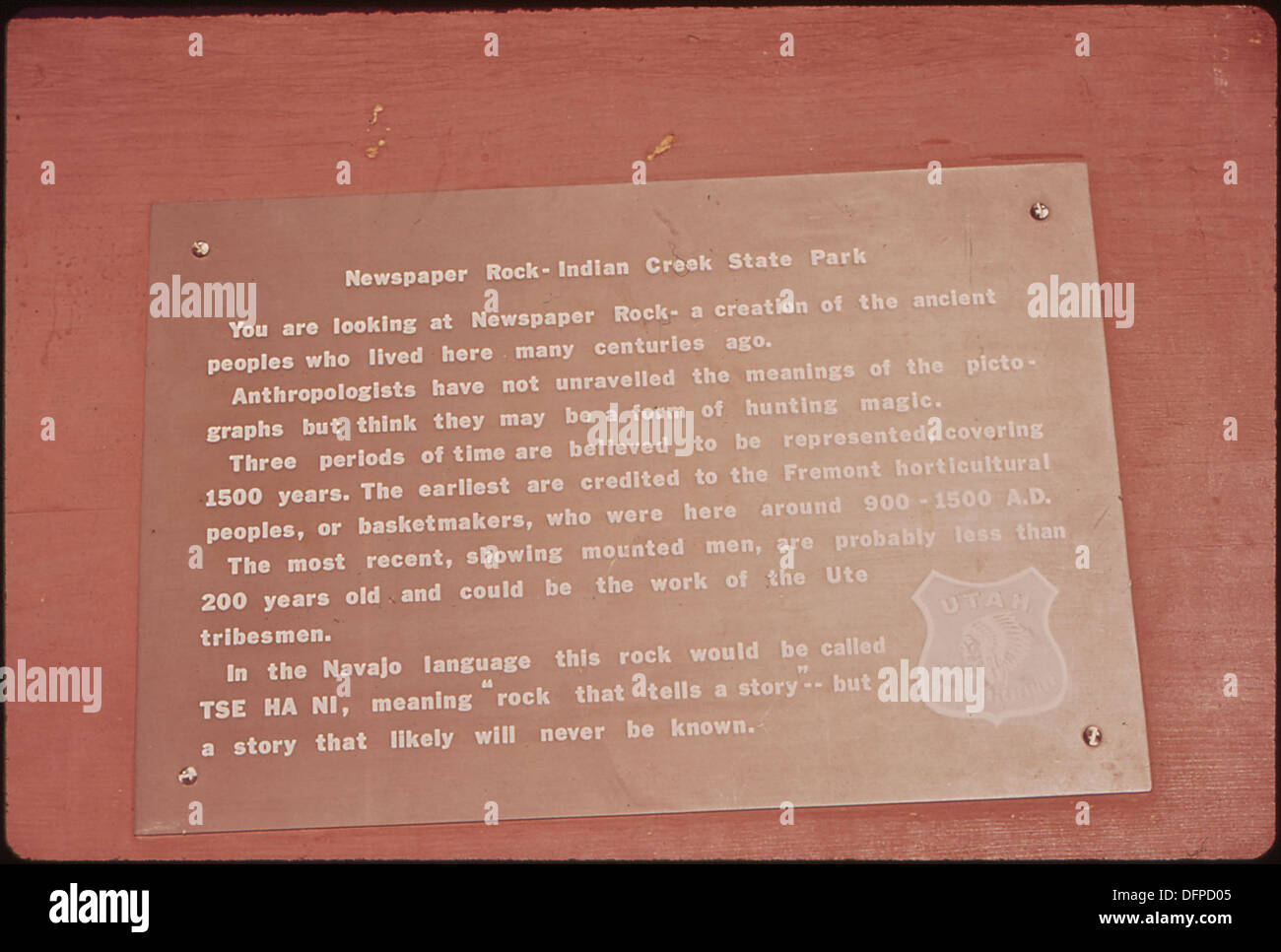 Questa placca all'Indian Creek State Park descrive Newspaper Rock, un sito noto per i suoi estesi incisioni rupestri. Queste incisioni nella roccia forniscono un'idea delle culture e della storia indigene della zona. Foto Stock