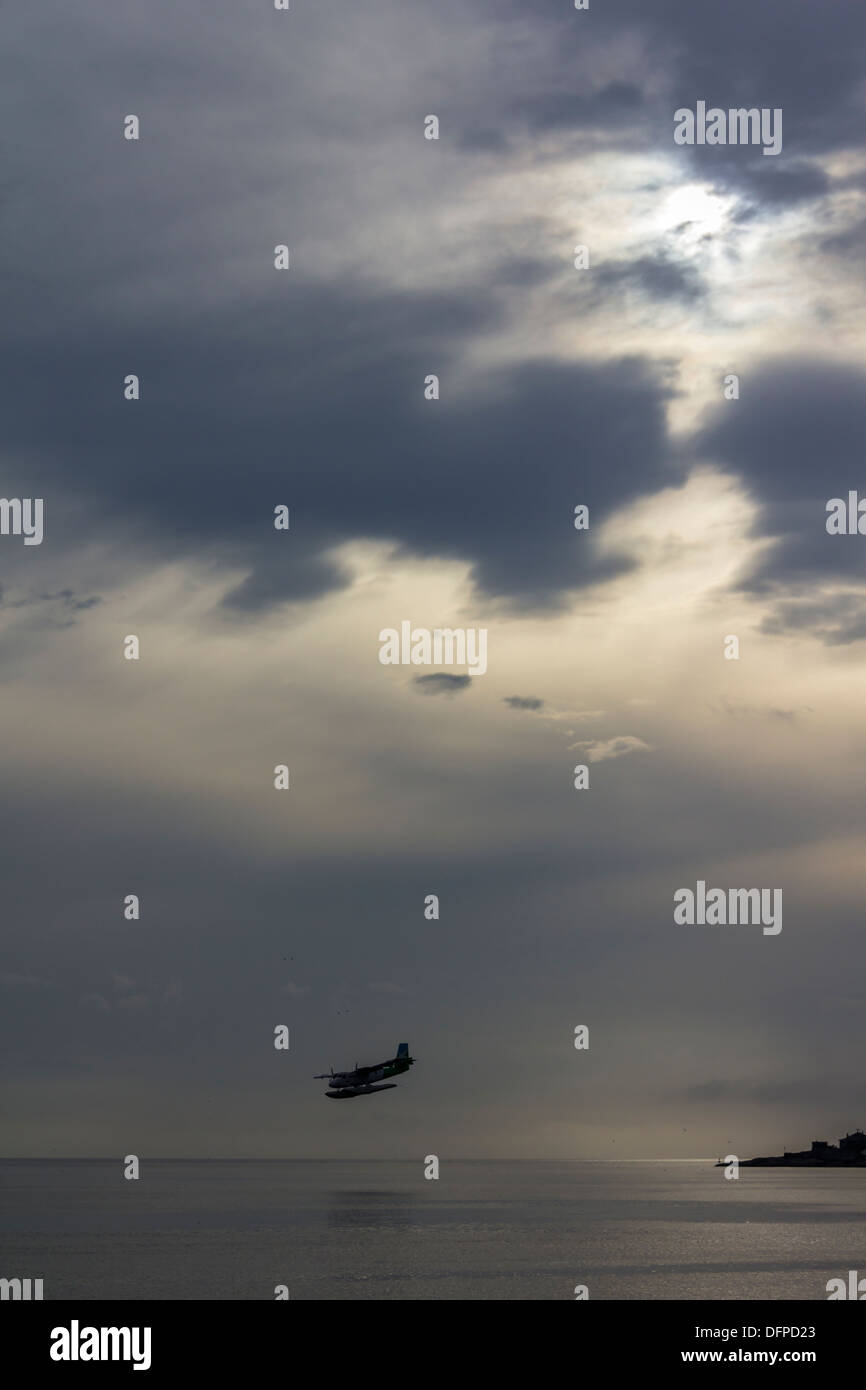Idrovolante a Victoria's Harbor Airport con spettacolari formazioni di nubi in background - Nessuna vendita su Alamy o in qualsiasi altro luogo Foto Stock