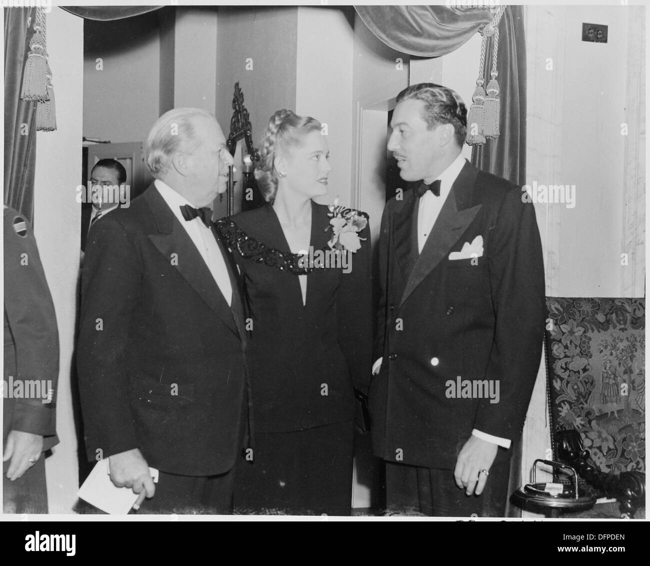 Una fotografia degli attori del cinema Charles Coburn, Alexis Smith e Cesar Romero che partecipano a una cerimonia di ballo di compleanno di Roosevelt. Questo evento ha celebrato il compleanno di Franklin D. Roosevelt con la partecipazione di importanti figure hollywoodiane. Foto Stock