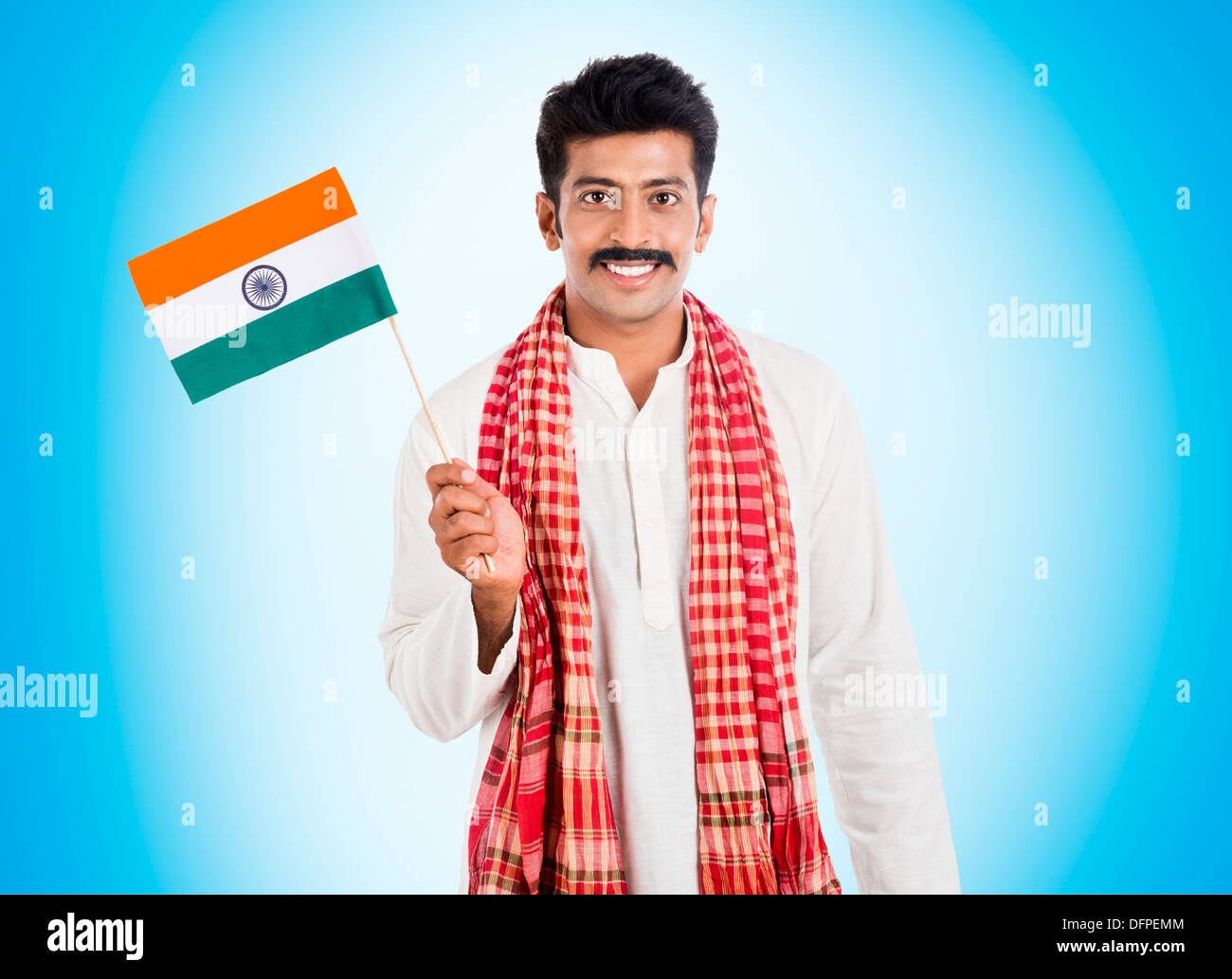 Ritratto di un uomo con bandiera indiana e sorridente Foto Stock